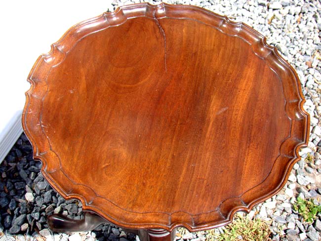 A beautiful small George III mahogany piecrust tripod table circa 1760 — image 2